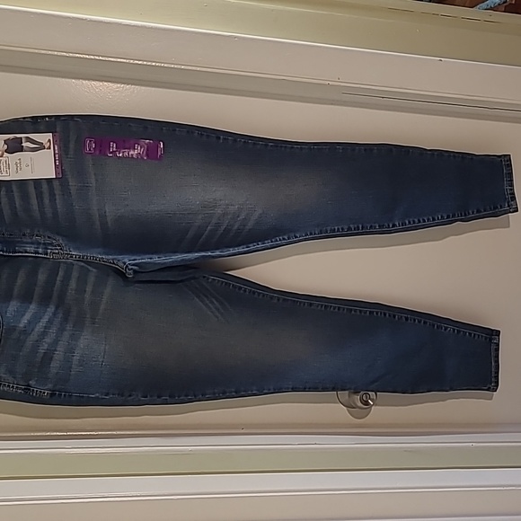 Levi Strauss Mid Rise Skinny Jeans - Picture 2 of 6